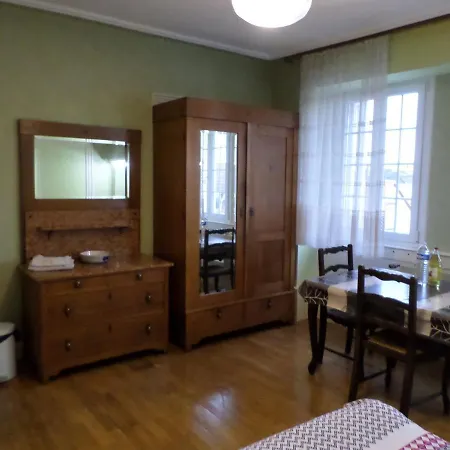 Grande Chambre Individuelle A Lit Double Dans Une Maison De Maitre De 1904 * Haguenau