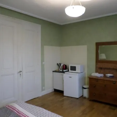 Grande Chambre Individuelle A Lit Double Dans Une Maison De Maitre De 1904 Homestay *